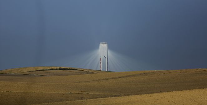 Planta solar de Abengoa en el horizonte.