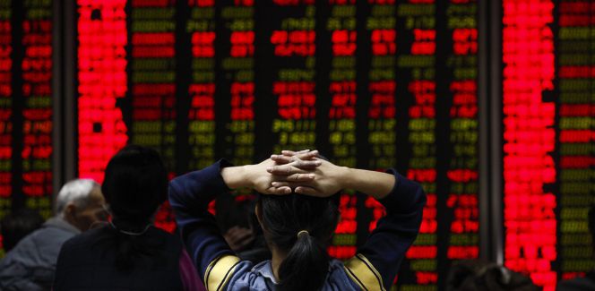 Inversores el jueves 7 de enero de 2016 en una casa de valores de Pekín (China)