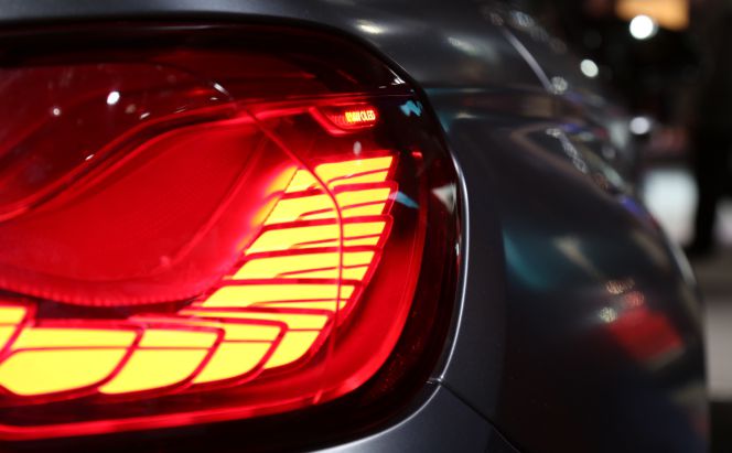 Así es como la tecnología OLED de los televisores nos dará coches eléctricos con más autonomía