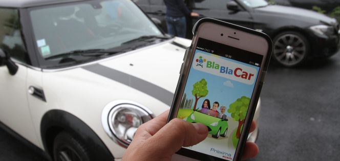 Una persona consulta el servicio para compartir coche de BlaBlaCar en su teléfono móvil.