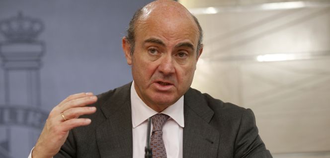 El ministro de Economía y Competitividad, Luis de Guindos, durante la rueda de prensa posterior a la reunión hoy del Consejo de Ministros.