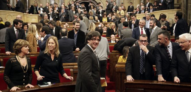El candidato de Junts pel Sí a la Presidencia de la Generalitat, Carles Puigdemont (c), a su llegada al pleno del Parlament de Cataluña en el que se debatió su investidura como nuevo presidente catalán, tras el pacto alcanzado in extremis entre Junts pel Sí y la CUP.