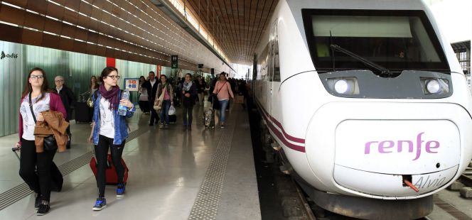 Viajeros procedentes de Barcelona a su llegada a la estación de RENFE Indalecio Prieto de Bilbao.