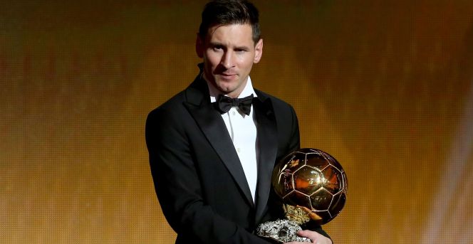 Leo Messi, con el Balón de Oro que le distingue como mejor jugador del mundo en 2015