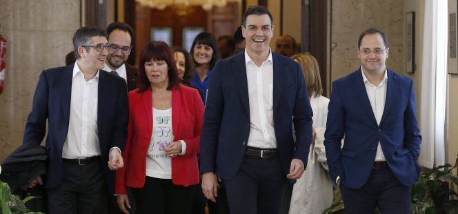 El secretario general del PSOE, Pedro Sánchez, en el Congreso acompañado de miembros de su equipo.