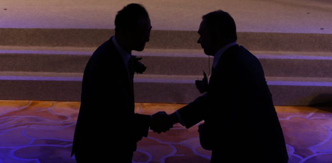 El ejecutivo del grupo chino Wanda, Wang Jianlin (i) da la mano al ejecutivo de la compañía estadounidense de cine Legendary, Thomas Tull (d) ayer lunes 11 de enero de 2016, en Pekín (China).