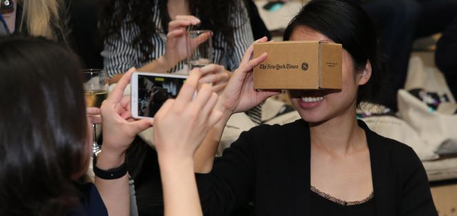 Una joven utiliza las gafas Cardboard de Google.