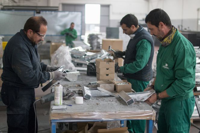Varios operarios trabajan en la fábrica de la empresa cordobesa Daplast.