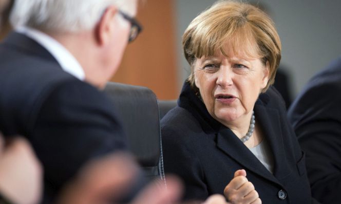 La canciller alemana Angela Merkel (d) reacciona durante la reunión de su Gabinete de Gobierno celebrada en la Cancillería Federal en Berlín (Alemania), el 13 de enero de 2016.