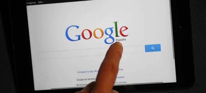 Un internauta consulta la página en España del buscador Google.