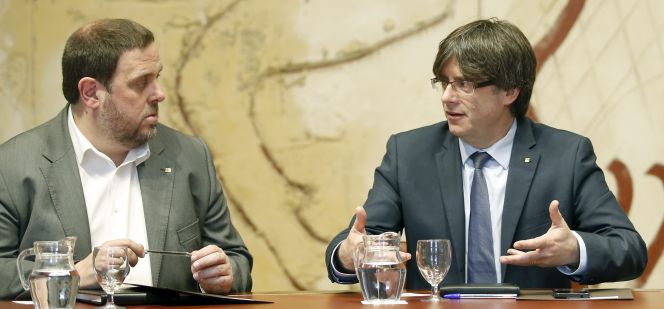 El presidente de la Generalitat, Carles Puigdemont, y el vicepresidente y consejero de Economía, Oriol Junqueras, en el Palacio de la Generalitat.