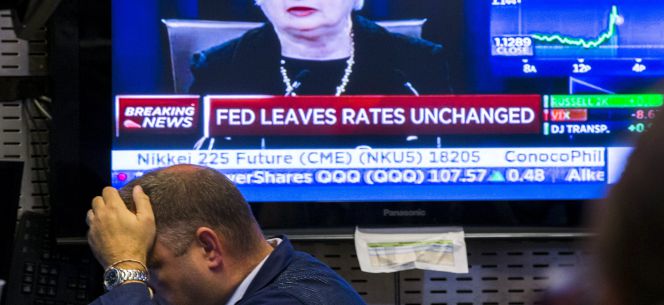 Un analista, junto a una pantalla con la comparecencia de Janet Yellen, presidenta de la Reserva Federal.