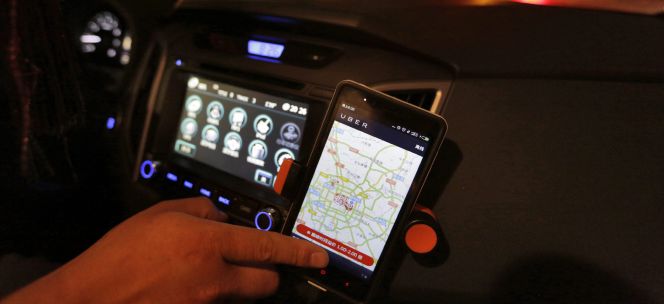 Un cliente paga su factura de un taxi con un móvil. EFEArchivo