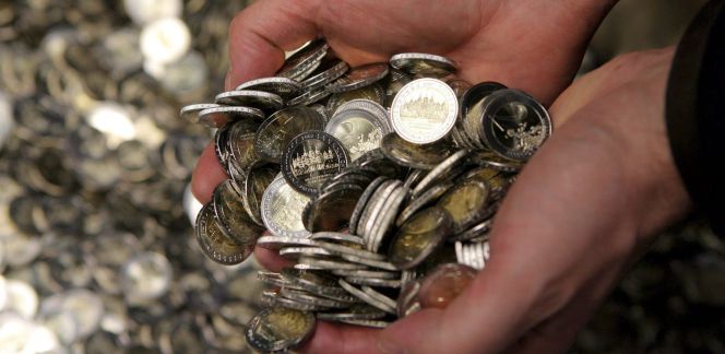 En la imagen, monedas de dos euros recién acuñadas en el Staatliche Muenze en Berlín (Alemania). EFEArchivo