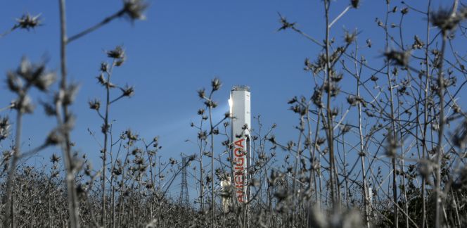 Una torre de una planta solar de Abengoa.