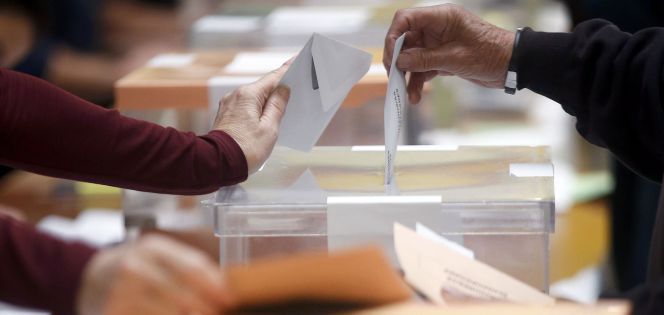 Un usuario mete su voto en una de las urnas utilizadas en las últimas elecciones generales.