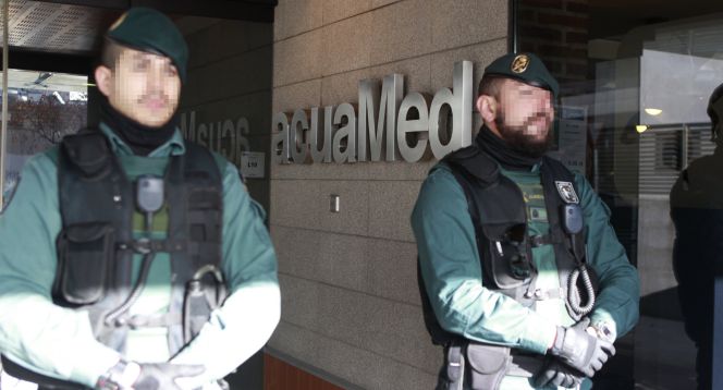 La Guardia Civil durante el registro ayer de la sede de la empresa Aguas de las Cuencas Mediterráneas (Acuamed), dependiente del Ministerio de Agricultura y Medio Ambiente, por posibles irregularidades en su contratación.