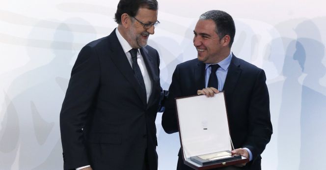 El presidente de la Diputación de Málaga, Elías Bendodo (d), recibe de manos del presidente del Gobierno en funciones, Mariano Rajoy, una de las Condecoraciones al Mérito Turístico 2015 otorgadas por el Consejo de Ministros.