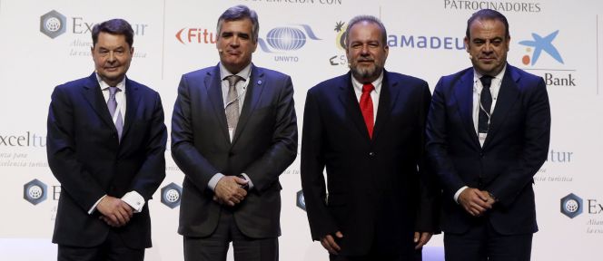 El ministro de Turismo de Cuba, Manuel Marrero (2d), el director ejecutivo de la Organización Mundial del Turismo (UNWTO), Carlos Vogeler (i), el presidente de Balearia, Adolfo Utor (2i), y el vicepresidente y consejero delegado de Meliá Hotels Internacional, Gabriel Escarrer, ayer.