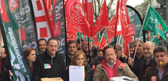 Representantes de los sindicatos del sector ahorro en la entrega de firmas de protesta por el convenio.