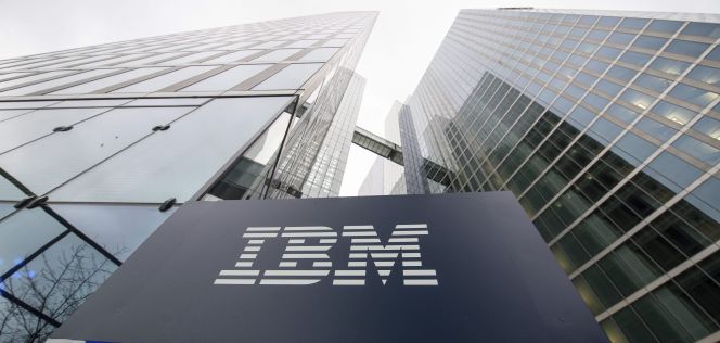 Logotipo de IBM en sus oficinas de Múnich, en Alemania.