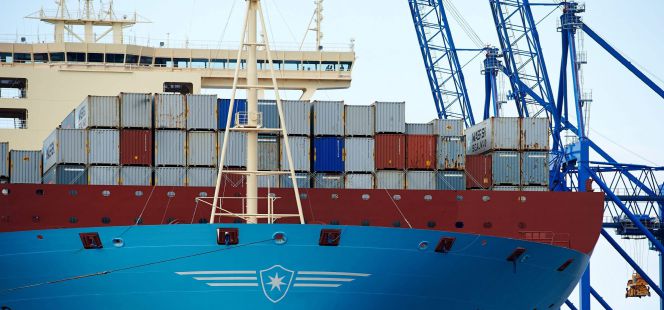 Vista del mayor buque contenedor del mundo, el "Maersk MC-Kinney Moller", a su llegada al puerto de Gdansk (Polonia).