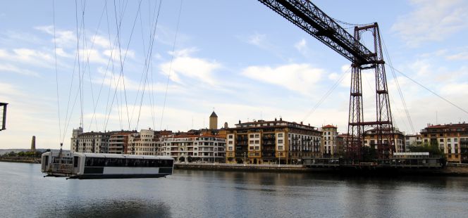 El puente colgante de Vizcaya tiene visitas guiadas y trayectos en la barquilla.