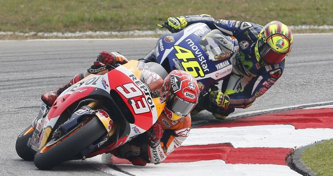 Marc Márquez y Valentino Rossi, durante una carrera el año pasado.