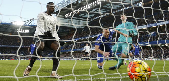 El defensa del Chelsea John Terry, en el centro de la imagen, anota un gol en propia puerta en el partido que su club disputó con el Everton el pasado sábado.