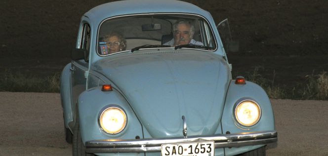a alcaldesa de Madrid, Manuela Carmena (i), llega junto al expresidente uruguayo José Mujica (d) a una recepción en su honor hoy, jueves 21 de enero de 2016, en Montevideo (Uruguay). Carmena dijo hoy que quiere fomentar la relación de Montevideo con otras urbes iberoamericanas en un acto en el que fue nombrada Visitante Ilustre de la ciudad, donde este jueves firmó un acuerdo de colaboración con la Intendencia de la capital uruguaya.