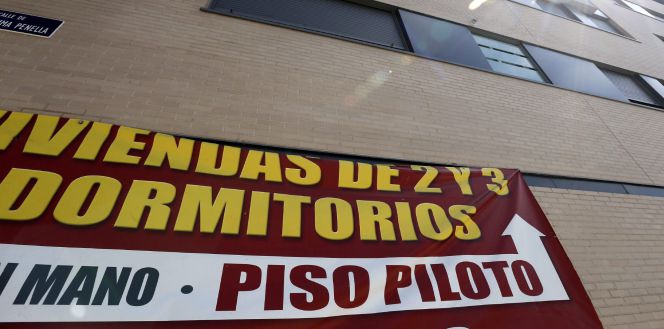 Cartel de venta de viviendas en un edificio de Valdebebas, Madrid. EFEArchivo