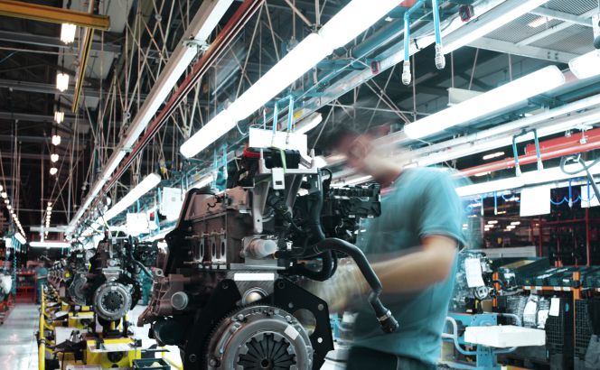 Un operario de una planta de automoción