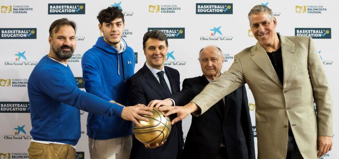 Ángel Sanz, director de Basketball is Education; Edgar Vicedo, jugador de Movistar Estudiantes; Xavier Bertolín, director de acción comercial y educativa de la Fundación Bancaria La Caixa; Alberto López, presidente de la Fundación Baloncesto Colegial, y el exjugador Joe Arlauckas, en la presentación del programa Basketball is Education.
