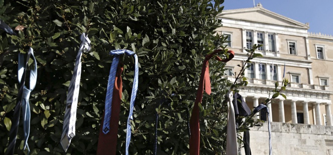 Vista de varias corbatas atadas a un árbol en Atenas, como señal de protesta por las reformas de la seguridad social propuestas por el gobierno.