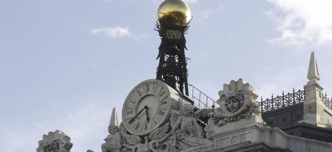 Reloj en la fachada de la sede del Banco de España, en la Plaza de Cibeles en Madrid. EFEArchivo
