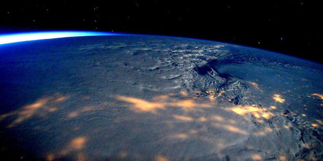 Una tormenta de nueve está afectando a la Coste este de EE UU. Imagen facilitada por la NAASA y tomada desde la Estación Espacial Internacional. rn