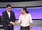 Sánchez e Iglesias conversan tras la oferta de Podemos Sánchez e Iglesias conversan tras la oferta de Podemos