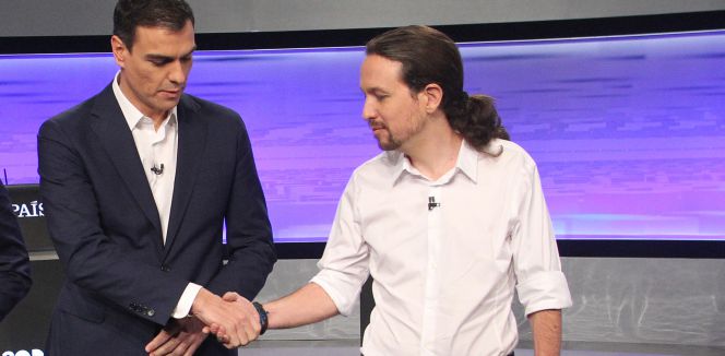 Pedro Sánchez, líder del PSOE, dando la mano a Pablo Iglesias, líder de Podemos.