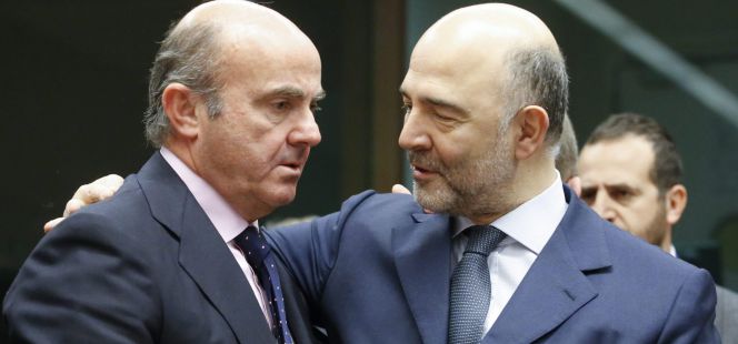 El ministro de Economía en funciones, Luis de Guindos, conversa con el comisario europeo de Asuntos Económicos, Pierre Moscovici, durante el pasado Ecofin.