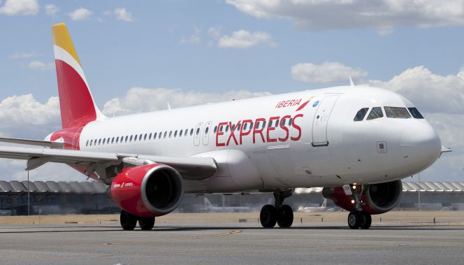 Avión A320 de Iberia Express en el aeropuerto de Barajas.