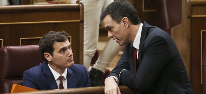 El lider de Ciudadanos, Albert Rivera, conversa con el del PSOE, Pedro Sanchez, en el pleno de Constitución de las Cortes.