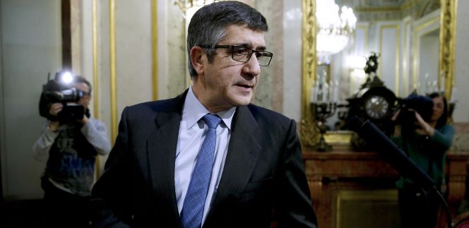 El presidente de la Mesa del Congreso, Patxi López, durante la rueda de prensa posterir a la reunión que el órgano rector de la Cámara Baja ha celebrado hoy en el Congreso, donde también ha presidido la reunión de la Junta de Portavoces, primera de la XI Legislatura, hoy en el Congreso.