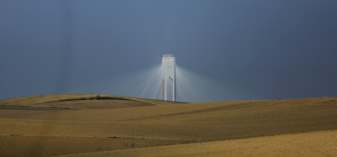 Torre de una planta solar de Abengoa.