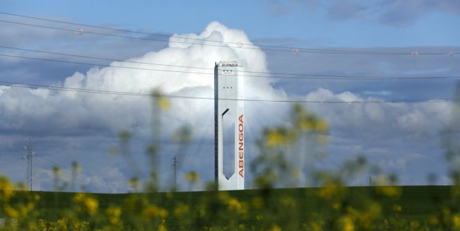 Torre de una planta solar de Abengoa.