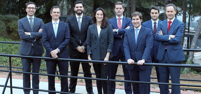 Borja Grande, Germán Escrivá de Romaní, Gabriel Castellanos, Natalia Aliño, Álvaro Carbajosa, Ignacio Bas,Hugo Martín y Javier Cortadellas.