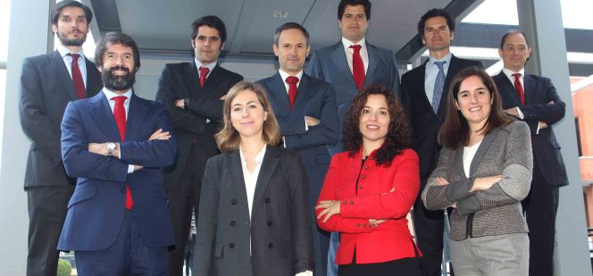 Delante: Asier González, Virginia Marí, Silvia Ramírez y Maite Cordón. Detrás: Jorge Lozano, Pablo Trueba, Javier Cortadellas, Julio Ruiz de Alda, Antonio García y Salvador Viada.