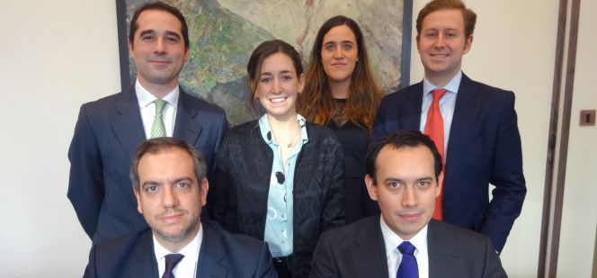 Sentados: Francisco Chambel y Harry Koppel. De pie: José Alonso Capelo, Marta de la Torre, Isabel Martín Vázquez y Alejandro Mora García-Escudero.