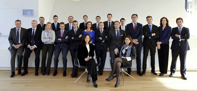 De pie: J. Guicheteau, R. Ruiz, C. Fernández, A. López, E. López, F. de Galainena, J. Lirón, M. Peña, P. Arsuaga, B. Cabrera, P. Garrido, A. Arévalo, M. Castillo, P. Ramírez, P. Amabel, J. González, R. Puga, B. Martínez y L. M. Palancar. Sentadas: S. de Pablo y M. L. Campo.