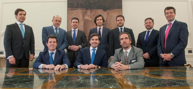 Sentados: Javier Álvarez-Rendueles, Ignacio Sánchez de Lamadrid y Pablo Lladó. De Pie: Diego Santacreu, José Luis Carranza, Alfonso Pérez Carrascosa, Guillermo Bergareche, Carlos Ballesteros, Alberto García Magdalena y Avelino Abellás.rn