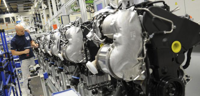 Un empleado de Volkswagen trabaja en una cadena de montaje de motores diésel MDB en la planta que la fabricante de coches tiene en Salzgitter (Alemania). EFEArchivo